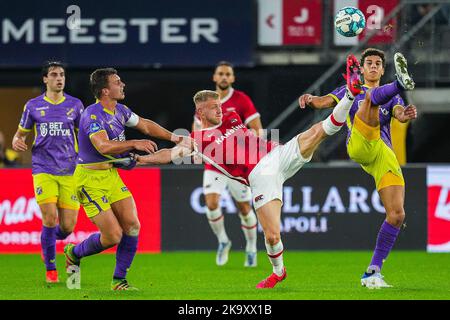 ALKMAAR - (lr) Damon Mirani du FC Volendam, Jens Odgaard d'AZ Alkmaar, Walid Ould-Chikh du FC Volendam pendant le match néerlandais Eredivisiie entre AZ Alkmaar et le FC Volendam au stade AFAS de 30 octobre 2022 à Alkmaar, aux pays-Bas. ANP ED DU POL Banque D'Images