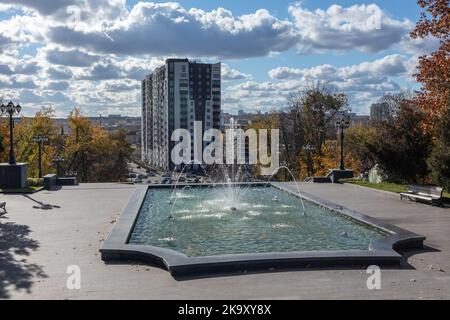 Parc municipal d'automne avec fontaine. Vue depuis les escaliers de Cascade sur un bâtiment résidentiel moderne avec un ciel pittoresque, le centre-ville ensoleillé de Kharkiv, Ukraine Banque D'Images
