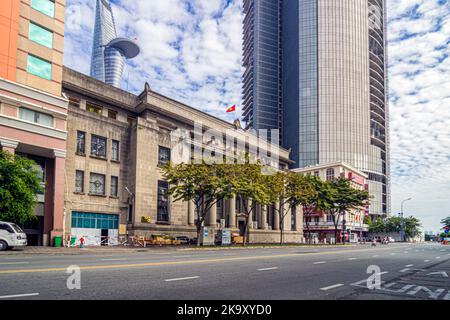 Un côté de la succursale de la Banque d'État à Ho Chi Minh ville, l'ancien bureau central d'Indochine hérité de la Banque d'Indochine, a été achevé en 1930. Photo de haute qualité Banque D'Images