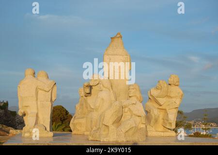 Baiona, Espanha - 03 mai 2022 : coucher de soleil près du monument rencontre entre deux mondes, Pontevedra. Banque D'Images