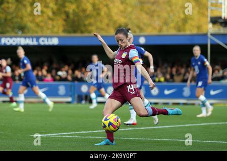 Londres, Royaume-Uni. 30th octobre 2022. Londres, 30 octobre 2022 : le capitaine Danielle Turner (14 Aston Villa) se dégage du danger pendant le match de la Barclays FA Womens Super League entre Chelsea et Aston Villa à Kingsmeadow, Londres, Angleterre. (Pedro Soares/SPP) crédit: SPP Sport presse photo. /Alamy Live News Banque D'Images