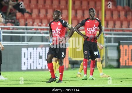 Les joueurs de RFC Seraing semblent déprimés après un match de football entre RFC Seraing et Royale Union Saint-Gilloise, dimanche 30 octobre 2022 à Seraing, le 15 e jour de la première division du championnat belge de la « Jupiler Pro League » 2022-2023. BELGA PHOTO BRUNO FAHY Banque D'Images