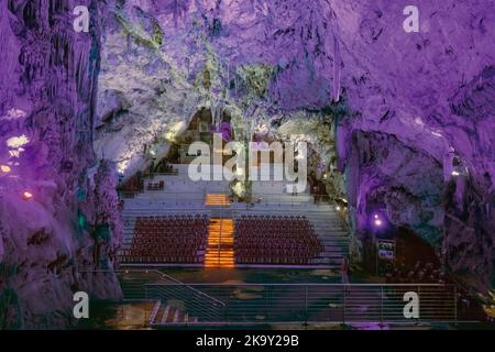 Intérieur de la grotte de Saint-Michaels, Gibraltar. La grotte calcaire se trouve dans la réserve naturelle d'Upper Rock. Restes de Néandertal trouvés dans la grotte Banque D'Images