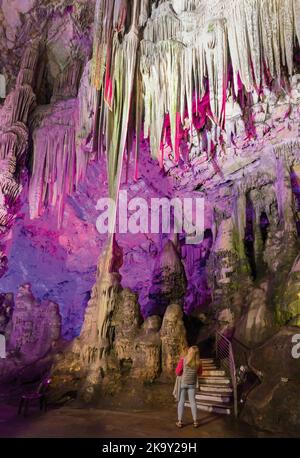 Intérieur de la grotte de Saint-Michaels, Gibraltar. La grotte calcaire se trouve dans la réserve naturelle d'Upper Rock. Restes de Néandertal trouvés dans la grotte Banque D'Images