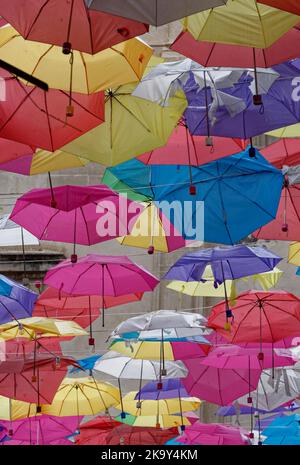 Les parasols font du marché aux poissons de Catane un endroit unique et touristique. Banque D'Images