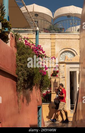 Oia, île de Santorin, Grèce. 2022. Touristes regardant la rue étroite et les chemins de l'Oia une ville de Santorini, Grèce. Banque D'Images
