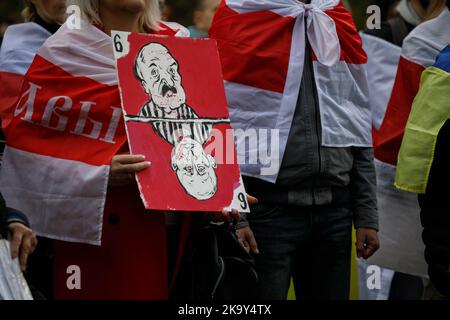 Varsovie, Pologne. 30th octobre 2022. Une femme tient un écriteau avec des portraits d'Aliaksandr Lukashenka et de Vladimir Poutine pendant la manifestation. La diaspora biélorusse a organisé une manifestation contre la dictature en Biélorussie et invité des militants ukrainiens. L'événement a rassemblé environ 50 participants, y compris des activistes de la diaspora kazakhe. (Photo de Volha Shukaila/SOPA Images/Sipa USA) crédit: SIPA USA/Alay Live News Banque D'Images