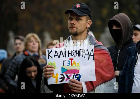 Varsovie, Pologne. 30th octobre 2022. Un homme tient une pancarte portant le titre meme « Kaliningrad is a Czech Republic » pendant la manifestation. La diaspora biélorusse a organisé une manifestation contre la dictature en Biélorussie et invité des militants ukrainiens. L'événement a rassemblé environ 50 participants, y compris des activistes de la diaspora kazakhe. (Photo de Volha Shukaila/SOPA Images/Sipa USA) crédit: SIPA USA/Alay Live News Banque D'Images