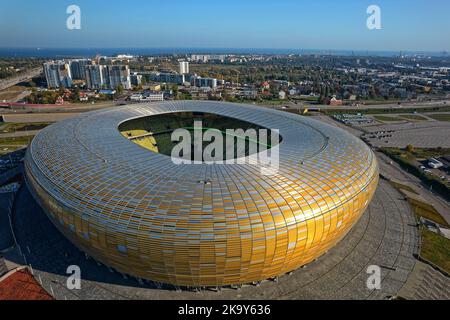 Stade de Lechia à Gdańsk. Le soleil illumine la façade du toit. Banque D'Images