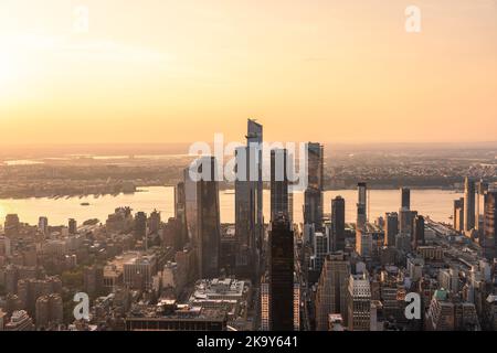 Vue sur New York Hudson yards. Le crépuscule s'estompe Banque D'Images