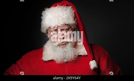 Portrait du Père Noël sur fond noir Banque D'Images