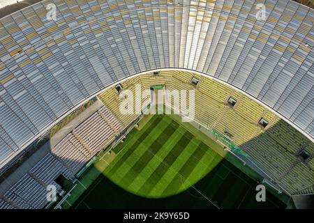 Stade de Lechia à Gdańsk. Le soleil illumine la façade du toit. Banque D'Images