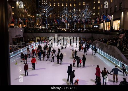 Patinoire au Rockefeller Center, New York Banque D'Images