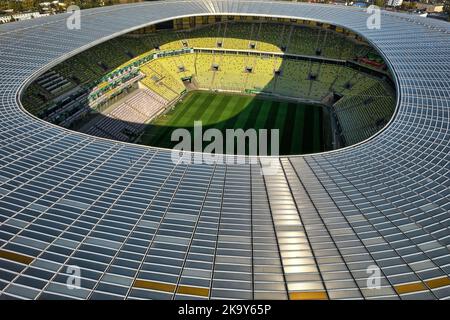 Stade de Lechia à Gdańsk. Le soleil illumine la façade du toit. Banque D'Images