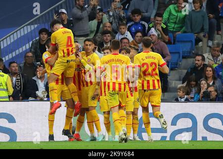 Madrid, Espagne, sur 30 octobre 2022. Les joueurs de Gérone célèbrent lors du match de la Liga 12 entre le Real Madrid CF et le Girona FC au stade Santiago Bernabeu à Madrid, en Espagne, sur 30 octobre 2022. Crédit : Edward F. Peters/Alay Live News Banque D'Images