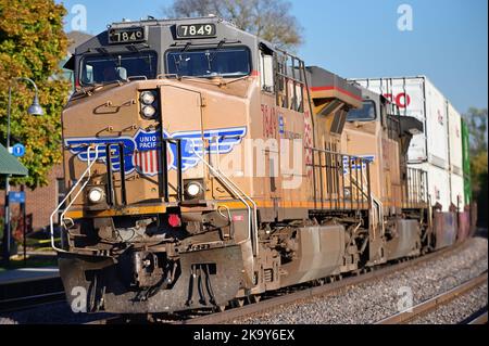 Winfield, Illinois, États-Unis. Deux locomotives dirigent un train de marchandises intermodal Union Pacific Railroad autour d'une courbe et à travers une banlieue de Chicago. Banque D'Images