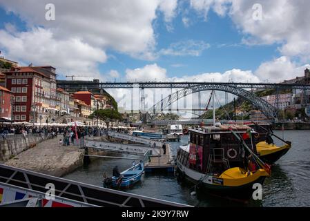 La perspective, la maison et le pont de Porto Banque D'Images