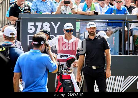 Miami, FL, États-Unis. 30th octobre 2022. Dustin Johnson joue un tir du 18th trous lors de la finale du championnat de l'équipe de golf du LIV à Miami au Donald Trump National Doral Miami, Doral, Florida Sunday, 30 octobre 2022. Credit: Yaroslav Sabitov/YES Market Media/Alay Live News Banque D'Images