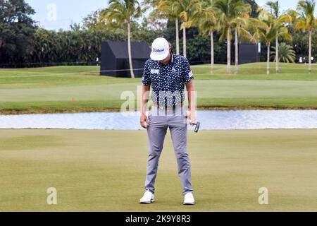 Miami, FL, États-Unis. 30th octobre 2022. Cameron Smith joue un tir du 18th trous lors de la finale du championnat de l'équipe de golf du LIV à Miami à la Doral nationale de Trump à Miami, Doral, Florida Sunday, 30 octobre 2022. Credit: Yaroslav Sabitov/YES Market Media/Alay Live News Banque D'Images