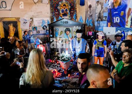 Aujourd'hui, pour les napolitains, c'est l'anniversaire de Diego Armando Maradona à Naples. Les fans rendent hommage à Diego Armando Maradona en visitant la fresque historique dans les quartiers espagnols près de deux ans après sa mort Banque D'Images