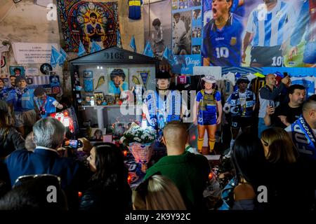 Aujourd'hui, pour les napolitains, c'est l'anniversaire de Diego Armando Maradona à Naples. Les fans rendent hommage à Diego Armando Maradona en visitant la fresque historique dans les quartiers espagnols près de deux ans après sa mort Banque D'Images