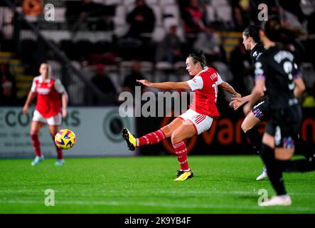 Le Caitlin Foord d'Arsenal tente un tir sur le but lors du match de la Super League pour femmes Barclays au LV Bet Stadium Meadow Park, à Borehamwood. Date de la photo: Dimanche 30 octobre 2022. Banque D'Images