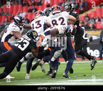 Londres, Royaume-Uni. 30th octobre 2022. Denver Broncos Running Back Melvin Gordon III marque un match contre les Jacksonville Jaguars dans le match de la NFL International Series à Wembley à Londres, dimanche, 30 octobre 2022. Broncos a gagné le match 21-17. Photo de Hugo Philpott/UPI crédit: UPI/Alay Live News Banque D'Images