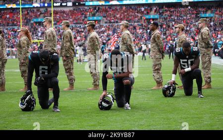 Londres, Royaume-Uni. 30th octobre 2022. Les joueurs de Jacksonville Jaguars prient avant le match contre les Denver Broncos dans le match de la NFL International Series à Wembley à Londres, dimanche, 30 octobre 2022. Broncos a gagné le match 21-17. Photo de Hugo Philpott/UPI crédit: UPI/Alay Live News Banque D'Images