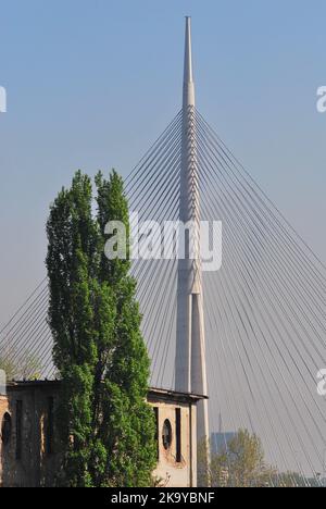 Vue sur le nouveau pont Ada dans la ville de Belgrade Banque D'Images