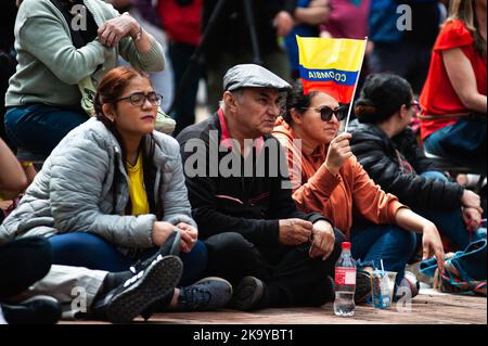 Les fans colombiens se rassemblent et réagissent à travers Bogota, Colombie pour assister à la finale entre la Colombie et l'Espagne pour la coupe du monde des femmes U-17, sur 30 octobre 2022. La Colombie a perdu le match en raison de son propre but. Photo de: CHEPA Beltran/long Visual Press Banque D'Images