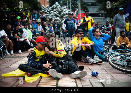 Les fans colombiens se rassemblent et réagissent à travers Bogota, Colombie pour assister à la finale entre la Colombie et l'Espagne pour la coupe du monde des femmes U-17, sur 30 octobre 2022. La Colombie a perdu le match en raison de son propre but. Photo de: CHEPA Beltran/long Visual Press Banque D'Images