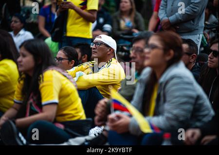 Les fans colombiens se rassemblent et réagissent à travers Bogota, Colombie pour assister à la finale entre la Colombie et l'Espagne pour la coupe du monde des femmes U-17, sur 30 octobre 2022. La Colombie a perdu le match en raison de son propre but. Photo de: CHEPA Beltran/long Visual Press Banque D'Images