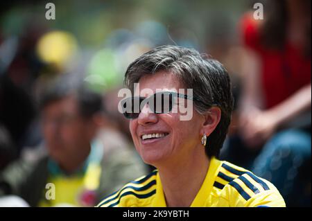 Claudia Lopez, maire de Bogota, réagit aux fans colombiens lorsqu'ils se rassemblent à Bogota en Colombie pour assister à la finale entre la Colombie et l'Espagne pour la coupe du monde des femmes U-17, sur 30 octobre 2022. La Colombie a perdu le match en raison de son propre but. Photo de: CHEPA Beltran/long Visual Press Banque D'Images