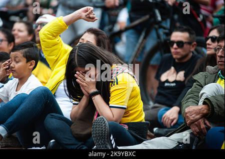 Les fans colombiens se rassemblent et réagissent à travers Bogota, Colombie pour assister à la finale entre la Colombie et l'Espagne pour la coupe du monde des femmes U-17, sur 30 octobre 2022. La Colombie a perdu le match en raison de son propre but. Photo de: CHEPA Beltran/long Visual Press Banque D'Images