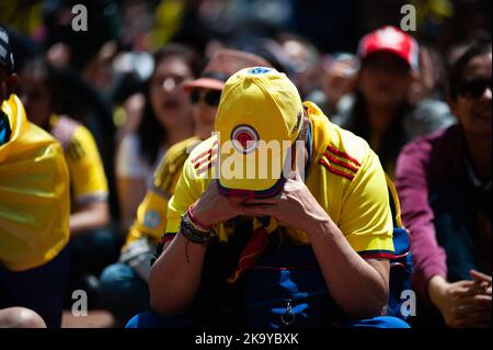 Les fans colombiens se rassemblent et réagissent à travers Bogota, Colombie pour assister à la finale entre la Colombie et l'Espagne pour la coupe du monde des femmes U-17, sur 30 octobre 2022. La Colombie a perdu le match en raison de son propre but. Photo de: CHEPA Beltran/long Visual Press Banque D'Images