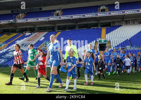 Birmingham, Royaume-Uni. 30th octobre 2022. Mascots en avance sur le match de championnat féminin FA Birmingham City Women vs Sheffield United Women at St Andrews, Birmingham, Royaume-Uni, 30th octobre 2022 (photo de Simon Bissett/News Images) Credit: News Images LTD/Alay Live News Banque D'Images