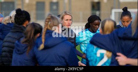 Londres, Royaume-Uni. 30th octobre 2022. Londres, Angleterre, 27 octobre 2022: Melissa Phillips, entraîneure en chef des Lionesses de Londres, parle à son équipe après le match de football du championnat Barclays Womens entre les Lionesses de Londres et les Blackburn Rovers à Princes Park à Londres, en Angleterre. (James Whitehead/SPP) crédit: SPP Sport Press photo. /Alamy Live News Banque D'Images