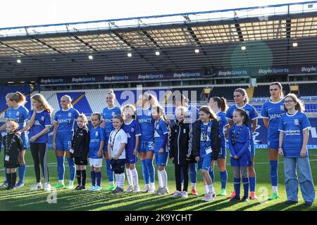 Birmingham, Royaume-Uni. 30th octobre 2022. Mascots en avance sur le match de championnat féminin FA Birmingham City Women vs Sheffield United Women at St Andrews, Birmingham, Royaume-Uni, 30th octobre 2022 (photo de Simon Bissett/News Images) Credit: News Images LTD/Alay Live News Banque D'Images