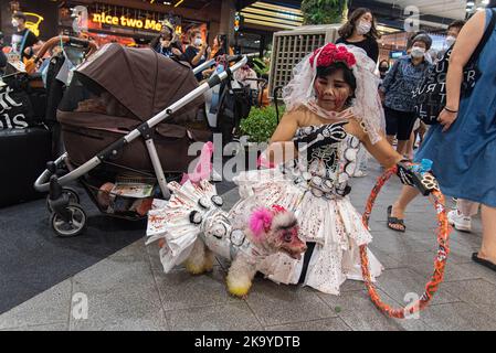 Bangkok, Thaïlande. 30th octobre 2022. Le maître du chien et son chien ont été vus vêtus en costume lors du concours de dressage de chiens d'Halloween au Central Eastville à Bangkok. L'événement a eu lieu pour célébrer le festival d'Halloween. (Photo de Peerapon Boonyakiat/SOPA image/Sipa USA) crédit: SIPA USA/Alay Live News Banque D'Images