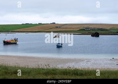 Vue de Burray depuis Glimps Holm and Causeway, Churchill Barriers, Orkney, Écosse, Royaume-Uni Banque D'Images