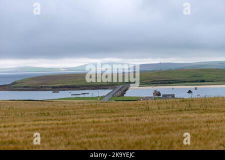 Vue de Glimps Holm and Causeway, Churchill Barriers, à Burray, Orkney, Écosse, ROYAUME-UNI Banque D'Images