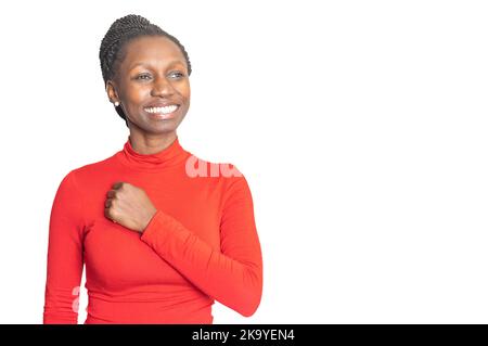 Femme africaine touchant la poitrine avec ses mains. Arrière-plan blanc isolé Banque D'Images