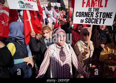 Ankara, Turquie. 30th octobre 2022. Une femme scanne des slogans pendant la démonstration. Une marche anti-LGBTI et un communiqué de presse ont eu lieu à Ankara, Turquie, ce qui est prévu par la plate-forme de la société civile d'Ankara. Crédit : SOPA Images Limited/Alamy Live News Banque D'Images