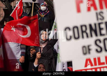 Ankara, Turquie. 30th octobre 2022. Une femme scanne des slogans pendant la démonstration. Une marche anti-LGBTI et un communiqué de presse ont eu lieu à Ankara, Turquie, ce qui est prévu par la plate-forme de la société civile d'Ankara. Crédit : SOPA Images Limited/Alamy Live News Banque D'Images