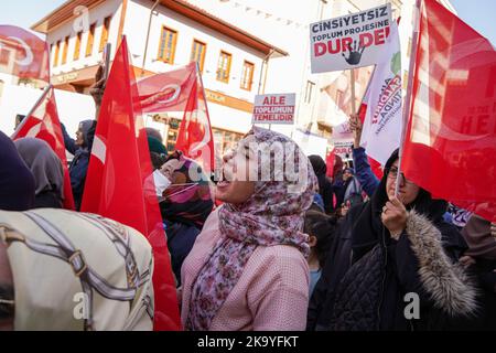 Ankara, Turquie. 30th octobre 2022. Une femme scanne des slogans pendant la manifestation. Une marche anti-LGBTI et un communiqué de presse ont eu lieu à Ankara, Turquie, ce qui est prévu par la plate-forme de la société civile d'Ankara. Crédit : SOPA Images Limited/Alamy Live News Banque D'Images