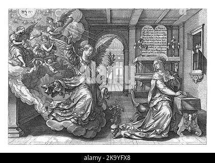 L'ange Gabriel apparaît à Marie, qui lit dans une pièce. Dans son sillage un groupe d'anges musicaux. Sous la représentation des quatrins à Lati Banque D'Images