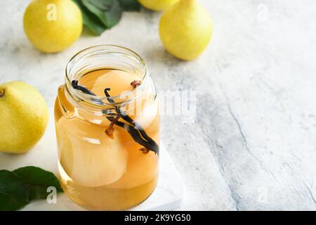 Compote de poire en conserve avec vanilline. Compote de poires. Délicieux compote de poires maison en boîte dans des pots en verre à la maison sur fond clair. Plats faits maison. SP Banque D'Images