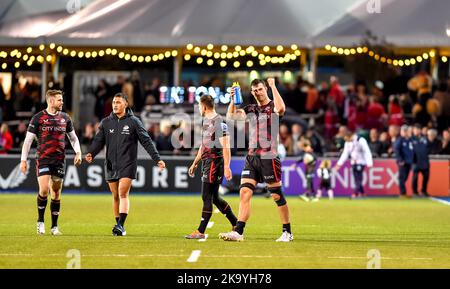 Londres, Royaume-Uni. 30th octobre 2022. Saracens applaudit ses supporters à la fin du match de rugby Gallagher Premiership entre Saracens et sale Sharks à l'Allianz Park, Londres, Angleterre, le 30 octobre 2022. Photo de Phil Hutchinson. Utilisation éditoriale uniquement, licence requise pour une utilisation commerciale. Aucune utilisation dans les Paris, les jeux ou les publications d'un seul club/ligue/joueur. Crédit : UK Sports pics Ltd/Alay Live News Banque D'Images
