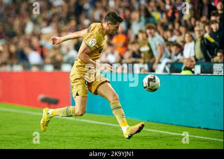 Valence, Espagne. 29th octobre 2022. Robert Lewandowski de Barcelone vu en action pendant le match de la Liga Santander 2022/2023 tour 36 entre Valencia CF et FC Barcelone au stade Mestalla. Heure finale; Valencia CF 0:1 FC Barcelone. Crédit : SOPA Images Limited/Alamy Live News Banque D'Images