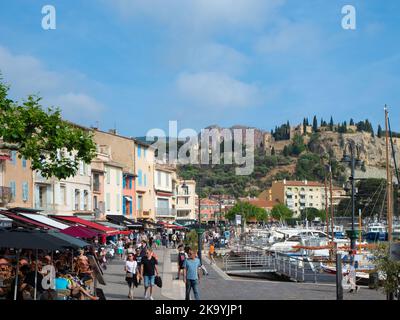 Cassis, France - 18 mai 2022 : promenade piétonne entre le vieux port et le centre du village. Banque D'Images